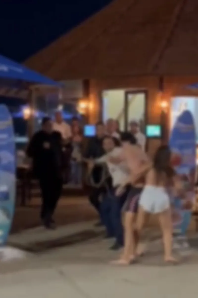 Briga, gritaria e empurrões na Ponta Verde: vídeo mostra confusão em bar de praia