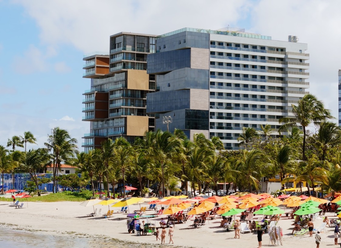 Com chef Wanderson Medeiros e piscina 360º no rooftop, Pajuçara ganha novo hotel de alto padrão